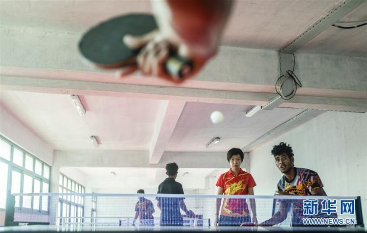 （体育）（2）乒乓球——张怡宁“执教”巴布亚新几内亚国家队
