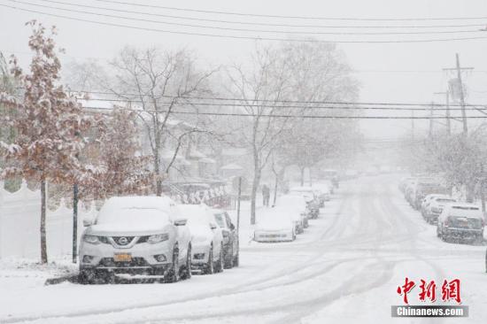 纽约迎来今冬初雪 雪情超预期引发交通混乱