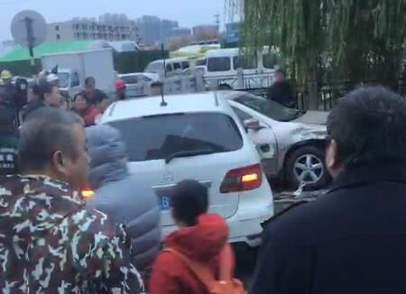 济南小区门口清晨车祸1人身亡，女司机连撞7车，目击者称其穿睡衣