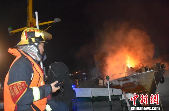 广西北海渔船起火燃烧猛烈 火焰高3米
