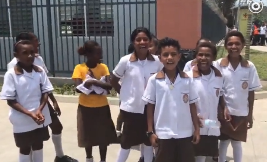 中巴新友谊见证：巴布亚新几内亚小学生中文演唱《让我们荡起双浆》