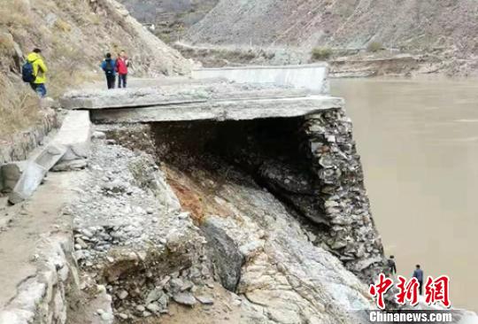 川藏交界白格堰塞湖：受损道路勘查抢通工作稳步推进