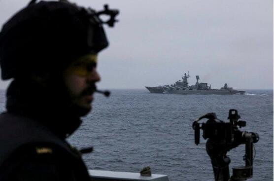 俄3艘军舰驶入英吉利海峡 英军舰紧急拦截(动图)