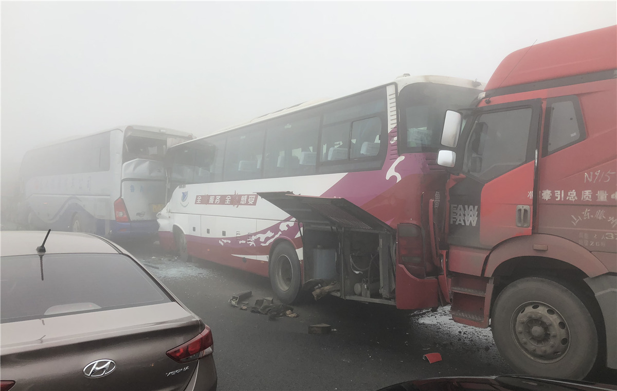 大雾致京台高速宁阳段多车连环撞，1人重伤6人轻伤