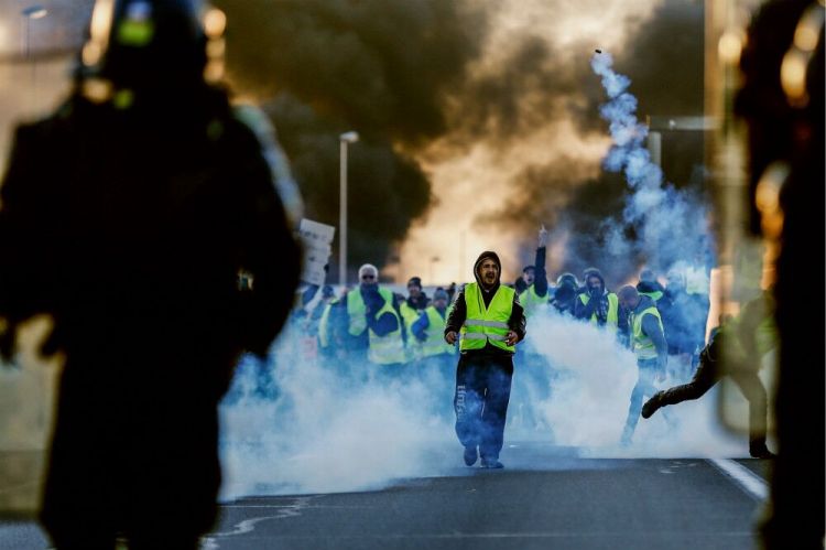 法国爆发大规模游行抗议油价上涨 马克龙支持率跌至25%