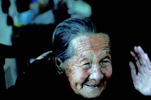 山东102岁老人青丝比白发还多，有啥长寿秘密？