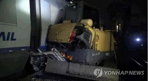 韩国载140余乘客高铁进站时撞上挖掘机 3人受伤