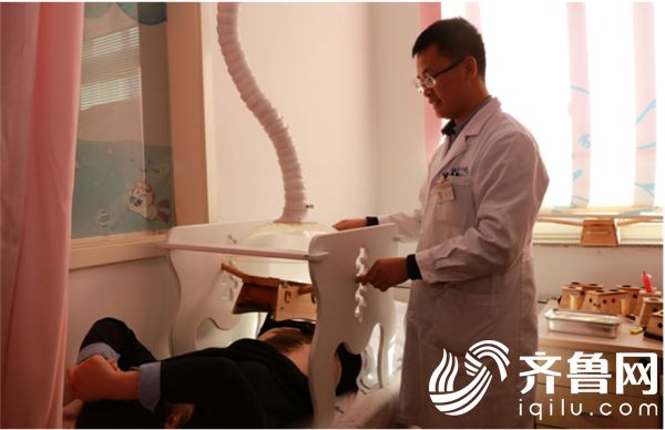 烟台山医院生殖医学中心蒋帅正在为宫寒的患者做脐疗