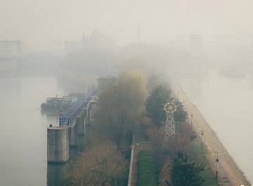 雾锁大运河，难辨仙与凡