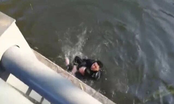 三米深水中，他耗尽力气才将人救起