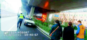 济南工业北大巴爆燃回顾:过路民警5分钟怒吼救两车人