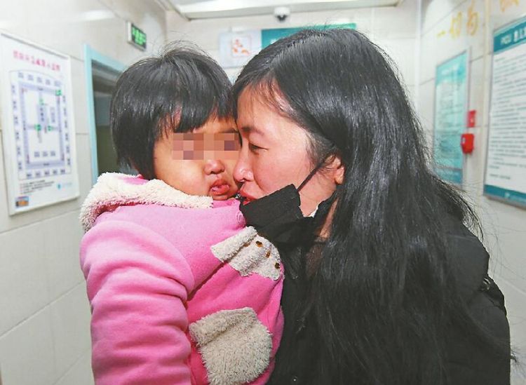 5岁女娃患病5年被下了十余次病危通知 曾想放弃的父母被孩子的求生信念所触动