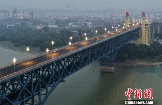 南京长江大桥白玉兰灯试亮 “通电文物”耗电量节省80%