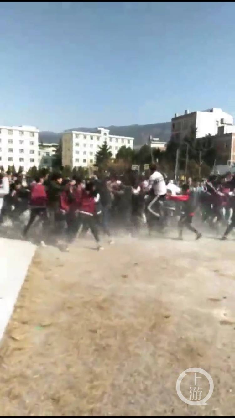 云南昭通一中学被曝发生激烈群殴 校方回应：学生打闹