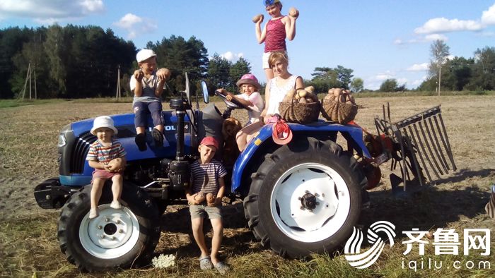 雷沃拖拉机给乌克兰农民带来丰收的喜悦1