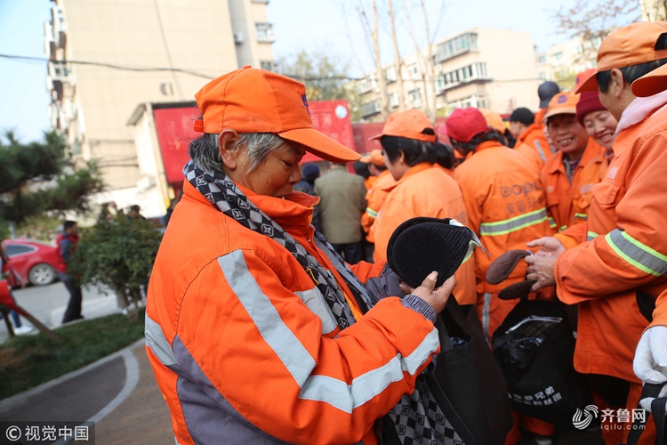 济南：摩登兄弟粉丝团为环卫工人送上温暖大礼包
