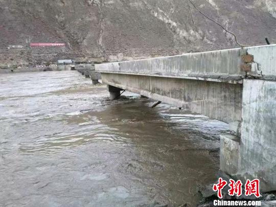 受损金沙江竹巴笼大桥开始架设钢面桥 预计月底完成