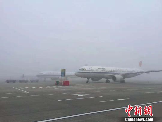 成都机场遭遇大雾天气 部分出港航班延误
