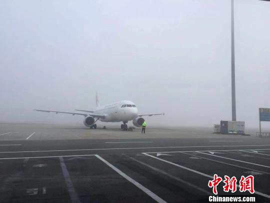 成都机场再遇大雾天气 超百个航班延误或取消