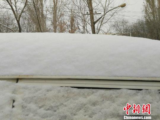 乌鲁木齐大风后迎降雪降温 积雪厚度超10厘米(图)