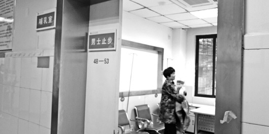 山东济南：没有母婴室 公共场所“喂爱”挺尴尬