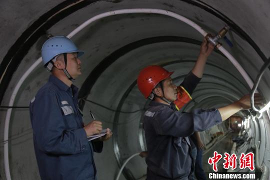 广东对澳门输电第三通道最难段贯通 深入海底28米