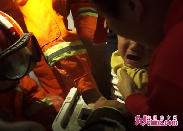 3岁小孩被卡洗衣机 济宁消防紧急救援