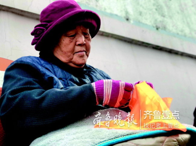济南83岁老太太小区门口绣花，绣好的手绢送行人