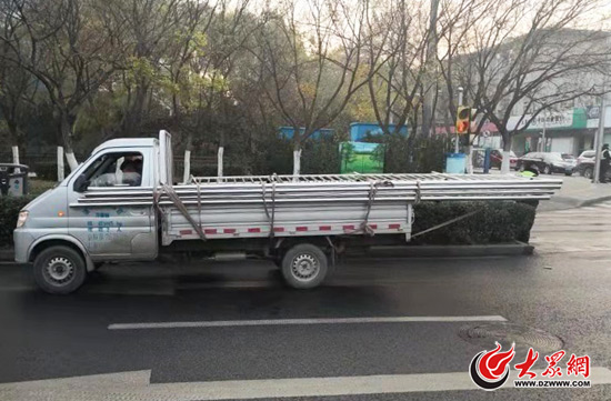 济南一5米小货车拉7米长钢管 司机被堵车内下不来