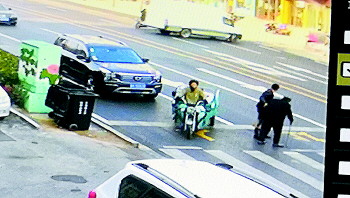 济南：车流中，小伙停车扶老人过马路，多车主动礼让