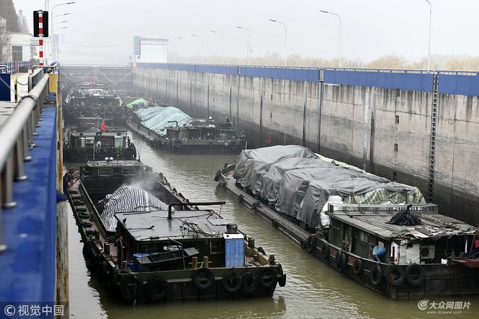 大雾锁航 京杭运河台儿庄段多艘船只等待过闸