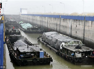 大雾锁航 京杭运河台儿庄段多艘船只等待过闸