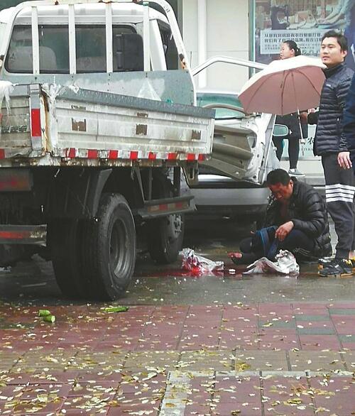[创建文明城市]司机车祸中受伤 市民雨中为其撑伞