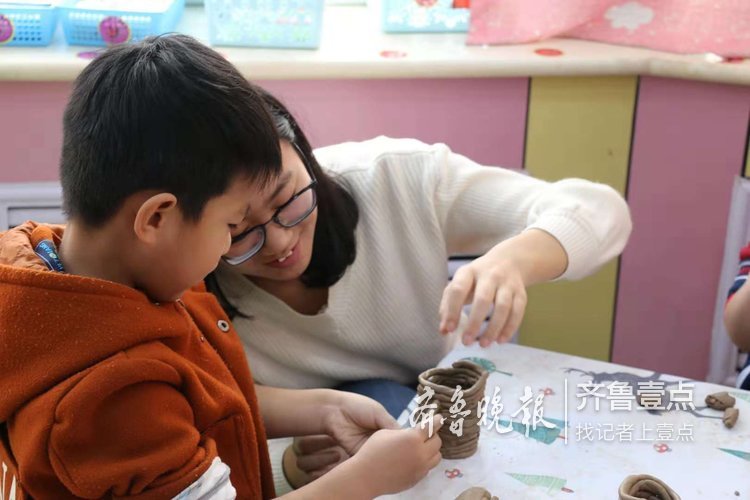 济南大学生带着幼儿园小朋友一起做陶艺