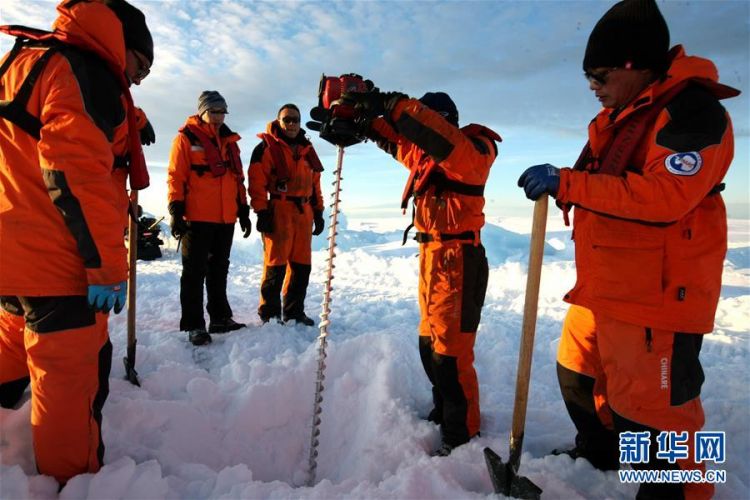 中国第35次南极科考队44公里探冰“筑路”记