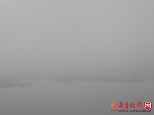 济南南部山区遭浓雾团雾袭击，能见度骤降