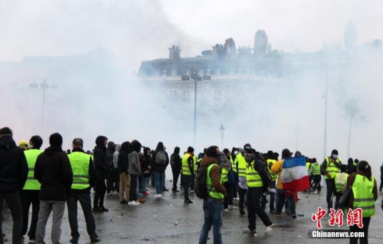 法国抗议活动致3人死亡 巴黎遇数十年最严重骚乱