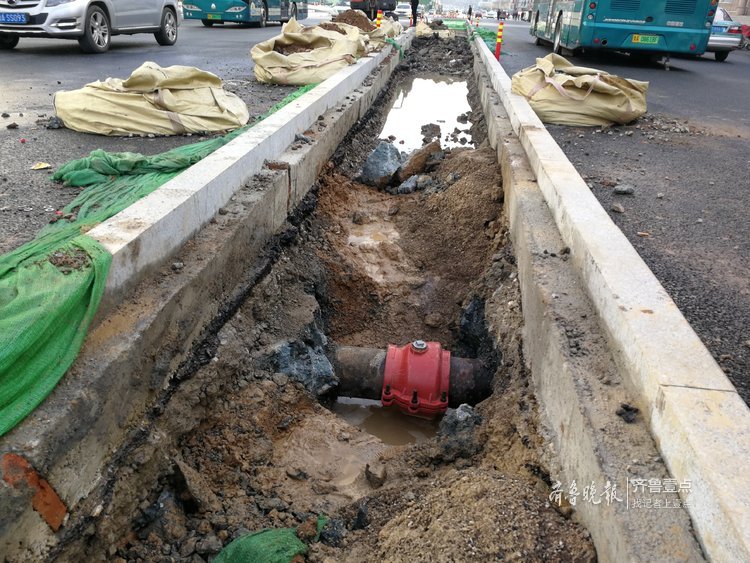 济南解放东路一水管被挖断，已抢修完毕