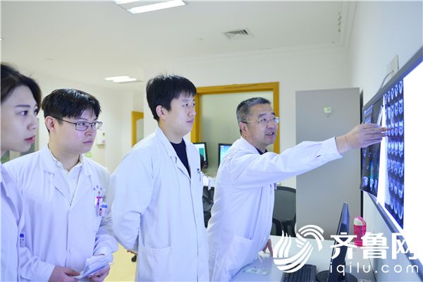 王升志主任（右一）团队讨论患者病情