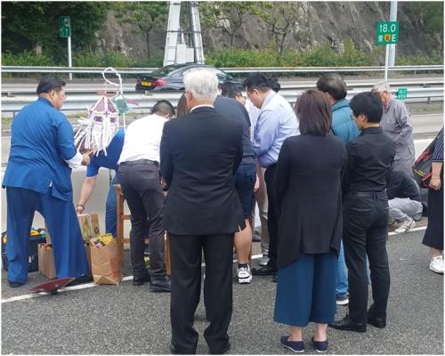 香港青衣车祸死者家属及亲友到现场路祭 警方封路