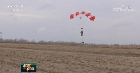 解放军某特战旅武装跳伞训练 锤炼立体渗透实战本领