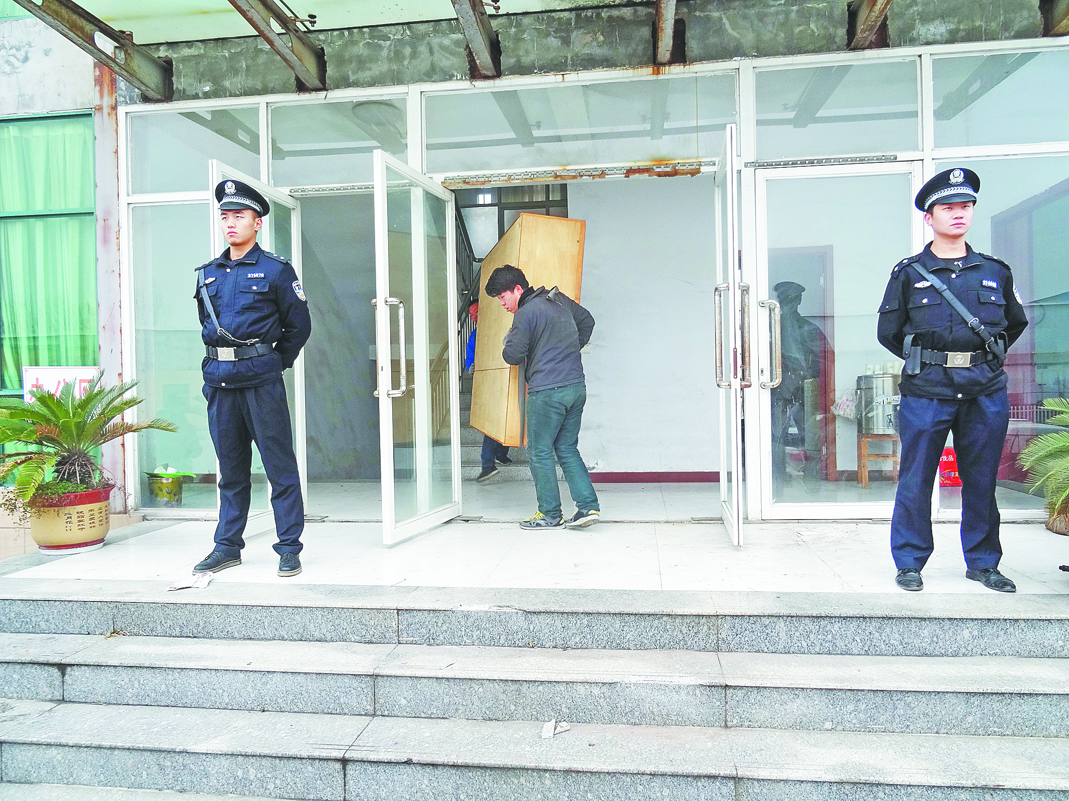 厂房被拍卖“老赖”拒不迁出 淄川法院强制搬离