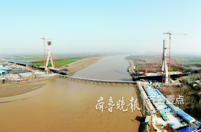 泰东高速公路黄河大桥桥塔封顶 明年9月底前将通车