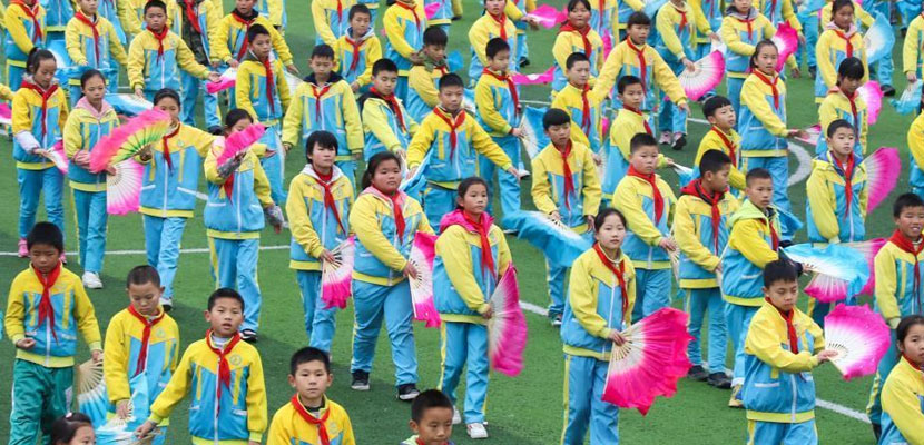 贵州一小学课间操融入土家花灯戏 手拿扇子舞步独特