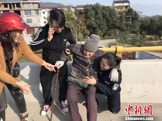 浙江仙居一女警察跪地用身体为老太太支起“暖椅”