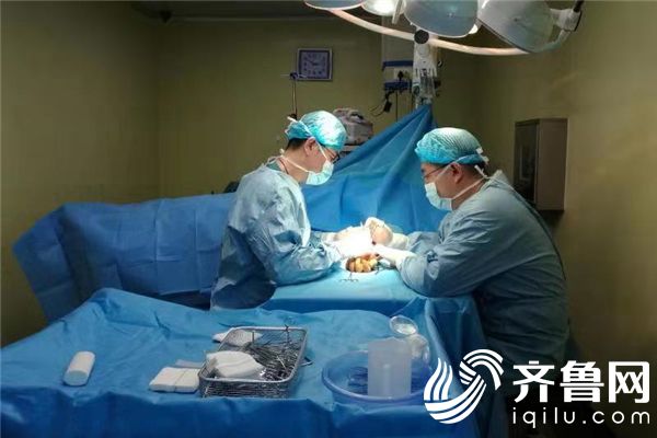 深夜，烟台山医院手外科医生正在为骨折患者手术