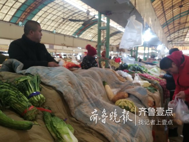 天太冷，济南王官庄菜市场蔬菜都盖棉被“御寒”！