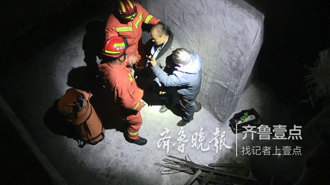 一男子失足坠入3米深电井，枣庄消防紧急救援