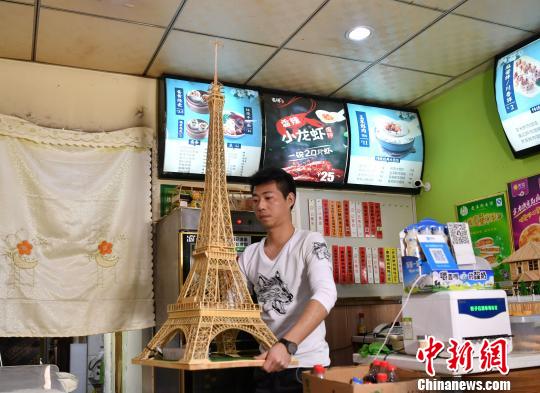 “馄饨小伙”用竹签造1.3米高埃菲尔铁塔