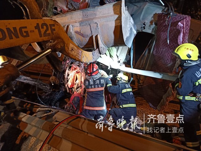 凌晨半挂车撞向防护栏，一人被困！济南消防破拆救援